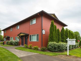 Lincoln Court Townhomes exterior